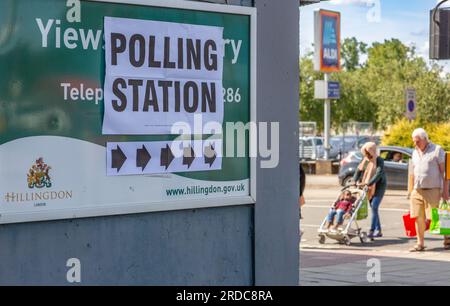 Un piéton passe devant un bureau de vote à Yiewsley lors d’une élection partielle dans la circonscription d’Uxbridge et South Ruislip, au nord-ouest de Londres, le 20 juillet 2023. Les électeurs se sont dirigés vers les urnes lors de trois élections partielles à travers l'Angleterre, les conservateurs au pouvoir du Premier ministre Rishi Sunak se préparant à la défaite dans chacune d'elles, alors que l'inflation battait les malheurs économiques de la Grande-Bretagne Bite.Credit : Horst Friedrichs/Alamy Live Banque D'Images