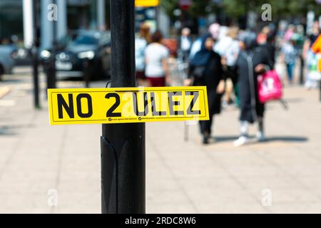 Uxbridge, Royaume-Uni. 20 juillet 2023. C'était une journée bien remplie dans le centre-ville d'Uxbridge, car les acheteurs étaient en déplacement et en route pour voter aux élections locales. L'ancien Premier ministre Boris Johnson a occupé le siège pour le Parti conservateur. Les travaillistes devraient gagner les urnes aujourd’hui, cependant, de nombreux électeurs sont furieux qu’Uxbridge fasse partie de la zone à ultra-faible émission proposée par le maire travailliste de Londres Sadiq Khan. Cela peut signifier que les électeurs votent pour des partis alternatifs tels que les libéraux démocrates ou les Verts. Crédit : Horst Friedrichs/Alamy Live Banque D'Images