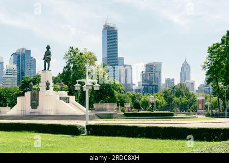 Bangkok, Thaïlande - 29 juin 2023 : Parc Lumpini Monument du Roi Rama VI et gratte-ciel Banque D'Images