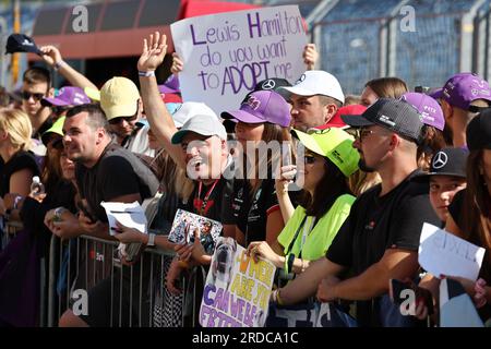 Budapest, Hongrie. 20 juillet 2023. Ambiance du circuit - Lewis Hamilton (GBR) les fans de Mercedes AMG F1 dans la voie des stands. Championnat du monde de Formule 1, Rd 12, Grand Prix de Hongrie, jeudi 20 juillet 2023. Budapest, Hongrie. Crédit : James Moy/Alamy Live News Banque D'Images