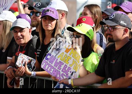 Budapest, Hongrie. 20 juillet 2023. Ambiance du circuit - Lewis Hamilton (GBR) les fans de Mercedes AMG F1 dans la voie des stands. Championnat du monde de Formule 1, Rd 12, Grand Prix de Hongrie, jeudi 20 juillet 2023. Budapest, Hongrie. Crédit : James Moy/Alamy Live News Banque D'Images