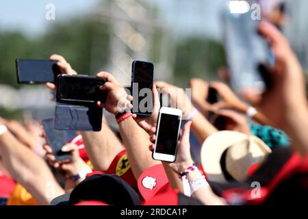 Budapest, Hongrie. 20 juillet 2023. Ambiance du circuit - ventilateurs dans la voie des stands. Championnat du monde de Formule 1, Rd 12, Grand Prix de Hongrie, jeudi 20 juillet 2023. Budapest, Hongrie. Crédit : James Moy/Alamy Live News Banque D'Images