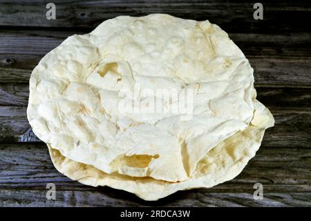 Pile de Roqaq égyptien, sorte de pâtisserie de forme ronde, faite de farine, d'eau et de sel, devient cassant et est généralement utilisé pour les bouillies et les tartes quand ba Banque D'Images