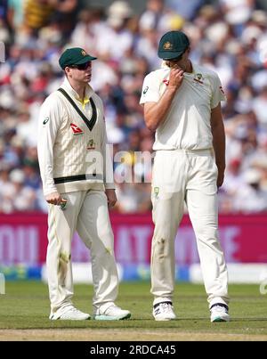 Steve Smith (à gauche), australien, s'entretient avec Pat Cummins lors de la deuxième journée du quatrième test match LV= Insurance Ashes Series à Emirates Old Trafford, Manchester. Date de la photo : jeudi 20 juillet 2023. Banque D'Images