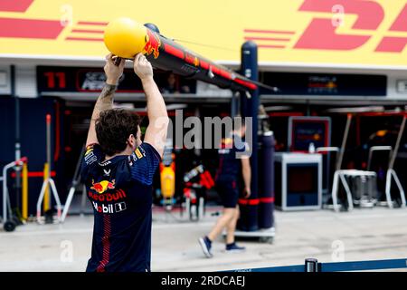 Mogyorod, Hongrie. 20 juillet 2023. Mécaniciens Red Bull Racing travaillant lors du Grand Prix de Hongrie de Formule 1 Qatar Airways 2023, 11e manche du Championnat du monde de Formule 1 2023 du 21 au 23 juillet 2023 sur le Hungaroring, à Mogyorod, Hongrie - photo DPPI crédit : DPPI Media/Alamy Live News Banque D'Images