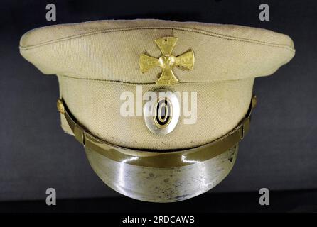 Première Guerre mondiale (1914-1918). Casquette d'uniforme de l'armée russe avec une cocarde de garde-maison. Des hommes aptes au service ont été enrôlés dans l'armée russe au début de la mobilisation à l'été 1914. Les Home Guards conscrits étaient organisés en compagnies et bataillons séparés des autres unités. Avant de recevoir l'équipement complet et les uniformes, ils n'étaient dotés que d'un fusil et d'une casquette avec des badges de l'armée russe et de la garde intérieure. Musée letton de la guerre. Riga. Lettonie. Banque D'Images