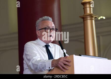 Londres, Royaume-Uni. 20 juillet 2023. Le Dr Kevin O'Kane, président de la BMA à Londres, s'adresse aux médecins consultants en grève du NHS lors d'un rassemblement à la BMA House - siège du syndicat de la British Medical Association - alors qu'ils entament une grève de 48 heures pour exiger une augmentation de salaire supérieure à l'inflation. La grève, du 20 au 22 juillet, est la première des consultants depuis les années 1970 et verra leurs services réduits à la couverture d'urgence seulement. Crédit : Ron Fassbender/Alamy Live News Banque D'Images