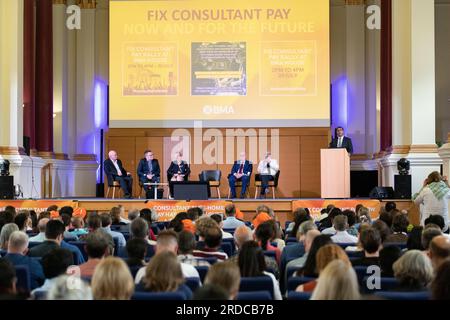 Londres, Royaume-Uni. 20 juillet 2023. Les médecins consultants en grève du NHS organisent un rassemblement à BMA House - siège du syndicat de la British Medical Association - alors qu'ils entament une grève de 48 heures pour exiger une augmentation des salaires supérieure à l'inflation. La grève, du 20 au 22 juillet, est la première des consultants depuis les années 1970 et verra leurs services réduits à la couverture d'urgence seulement. Crédit : Ron Fassbender/Alamy Live News Banque D'Images