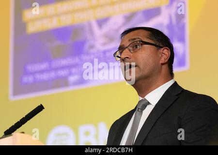 Londres, Royaume-Uni. 20 juillet 2023. Le Dr Vishal Sharma, président du comité des consultants de BMA, s'adresse aux médecins consultants du NHS en grève lors d'un rassemblement à BMA House - siège du syndicat de la British Medical Association - alors qu'ils entament une grève de 48 heures pour exiger une augmentation de salaire supérieure à l'inflation. La grève, du 20 au 22 juillet, est la première des consultants depuis les années 1970 et verra leurs services réduits à la couverture d'urgence seulement. Crédit : Ron Fassbender/Alamy Live News Banque D'Images