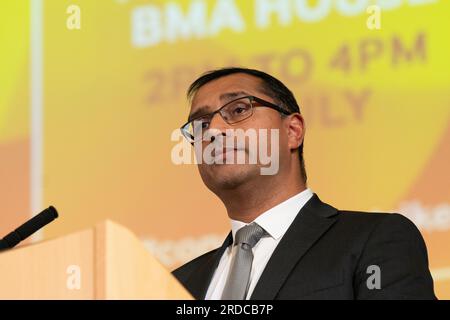 Londres, Royaume-Uni. 20 juillet 2023. Le Dr Vishal Sharma, président du comité des consultants de BMA, s'adresse aux médecins consultants du NHS en grève lors d'un rassemblement à BMA House - siège du syndicat de la British Medical Association - alors qu'ils entament une grève de 48 heures pour exiger une augmentation de salaire supérieure à l'inflation. La grève, du 20 au 22 juillet, est la première des consultants depuis les années 1970 et verra leurs services réduits à la couverture d'urgence seulement. Crédit : Ron Fassbender/Alamy Live News Banque D'Images