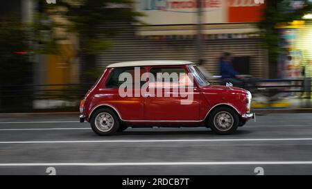 Mini Cooper car rapide dans les rues de Tokyo Banque D'Images