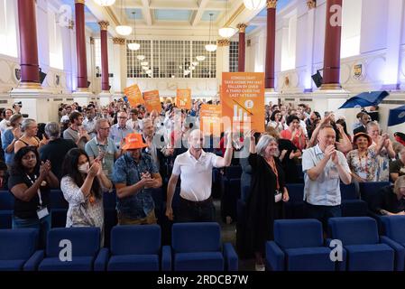 Londres, Royaume-Uni. 20 juillet 2023. Les médecins consultants en grève du NHS organisent un rassemblement à BMA House - siège du syndicat de la British Medical Association - alors qu'ils entament une grève de 48 heures pour exiger une augmentation des salaires supérieure à l'inflation. La grève, du 20 au 22 juillet, est la première des consultants depuis les années 1970 et verra leurs services réduits à la couverture d'urgence seulement. Crédit : Ron Fassbender/Alamy Live News Banque D'Images