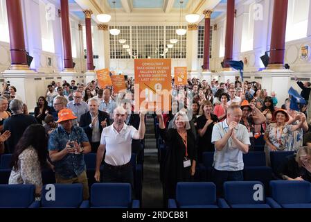 Londres, Royaume-Uni. 20 juillet 2023. Les médecins consultants en grève du NHS organisent un rassemblement à BMA House - siège du syndicat de la British Medical Association - alors qu'ils entament une grève de 48 heures pour exiger une augmentation des salaires supérieure à l'inflation. La grève, du 20 au 22 juillet, est la première des consultants depuis les années 1970 et verra leurs services réduits à la couverture d'urgence seulement. Crédit : Ron Fassbender/Alamy Live News Banque D'Images