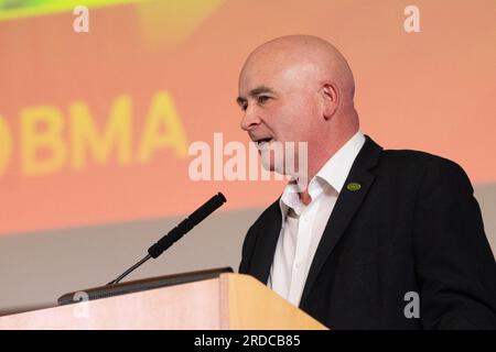 Londres, Royaume-Uni. 20 juillet 2023. Mick Lynch, secrétaire général du syndicat ferroviaire RMT, s'adressant aux médecins consultants en grève du NHS lors d'un rassemblement à BMA House - siège du syndicat British Medical Association - alors qu'ils entament une grève de 48 heures pour exiger une augmentation de salaire supérieure à l'inflation. La grève, du 20 au 22 juillet, est la première des consultants depuis les années 1970 et verra leurs services réduits à la couverture d'urgence seulement. Crédit : Ron Fassbender/Alamy Live News Banque D'Images