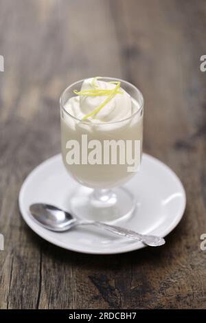 Syllabub au citron, dessert anglais à la crème fouettée Banque D'Images