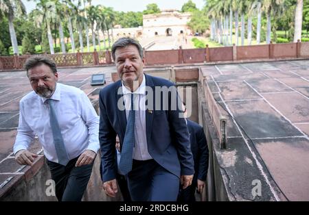 Neu Delhi, Inde. 20 juillet 2023. Robert Habeck (Bündnis 90/Die Grünen, r), vice-chancelier et ministre fédéral de l'économie et de la protection du climat, et Philipp Ackermann, ambassadeur d'Allemagne en Inde, visitent le mausolée de Safdarjung. Habeck veut renforcer la coopération avec l’Inde afin d’être moins dépendant de la Chine. Outre les discussions politiques, des visites d'entreprises et la participation à une réunion des ministres de l'énergie du G20 sont à l'ordre du jour. Crédit : Britta Pedersen/dpa/Alamy Live News Banque D'Images