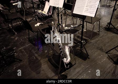 Image d'instruments de musique à vent reposent sur des chaises dans la fosse de l'orchestre Banque D'Images