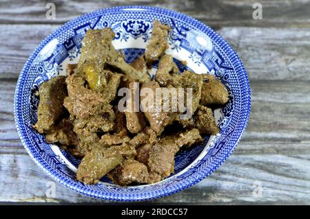 Foie de poulet grillé tranché en morceaux cuits à l'huile, vinaigre blanc, poivre noir, sel, épices, Coriandre et ail, cuisine égyptienne de poulet l Banque D'Images