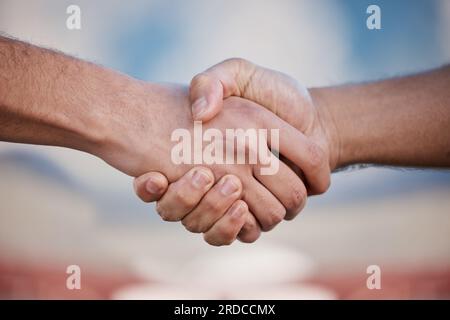 Poignée de main, collaboration et partenariat pour la confiance, le soutien et la coopération pour le succès. Travail d'équipe, serrer la main et les gens en accord pour le sport Banque D'Images