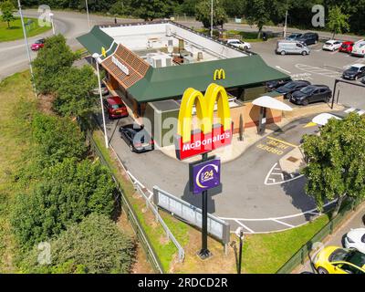 Llantrisant, pays de Galles, Royaume-Uni - 19 juillet 2023 : vue aérienne d'une succursale de McDonald's avec des voitures dans le drive-in à l'extérieur du restaurant près de Talbot Green Banque D'Images