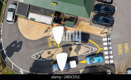 Llantrisant, pays de Galles, Royaume-Uni - 19 juillet 2023 : vue aérienne de voitures dans l'entrée du drive d'une succursale de McDonald's près de Talbot Green dans le sud du pays de Galles. Banque D'Images