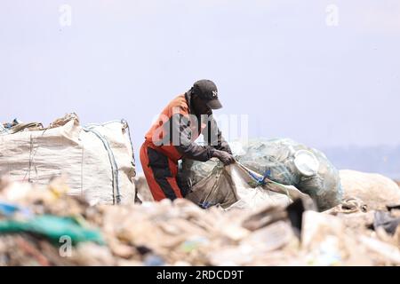 Nairobi, Kenya. 14 juillet 2023. Un homme vu travailler sur ses matières recyclables collectées à la décharge de Dandora. Le gouvernement du comté de Nairobi prévoit de mettre en place une usine de recyclage qui transformera en énergie les déchets déposés sur la décharge de Dandora. Le vaste site de décharge reçoit environ 2 000 tonnes de déchets par jour, ce qui en fait le site de travail le plus fréquenté pour les récupérateurs de déchets à trouver du plastique et d'autres matières recyclables. (Image de crédit : © Allan Muturi/SOPA Images via ZUMA Press Wire) À USAGE ÉDITORIAL SEULEMENT! Non destiné à UN USAGE commercial ! Banque D'Images