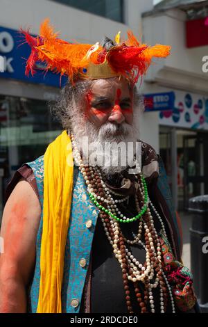 Uxbridge, Royaume-Uni. 20 juillet 2023. Un homme habillé de couleurs vives à Uxbridge. C'était une journée bien remplie dans le centre-ville d'Uxbridge car les acheteurs étaient en déplacement et certains étaient en route pour voter aux élections locales. L'ancien Premier ministre Boris Johnson a occupé le siège d'Uxbridge et de South Ruislip pour le Parti conservateur. Les travaillistes devraient remporter le siège selon les sondages, cependant, de nombreux électeurs sont furieux qu'Uxbridge fasse partie de la zone à ultra-faibles émissions proposée par le maire travailliste de Londres Sadiq Khan. Cela peut signifier que les électeurs votent pour des partis alternatifs tels que les libéraux démocrates ou les Verts. Banque D'Images