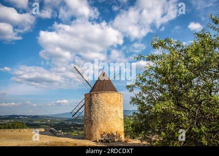 Géographie / voyage, France, Provence, Saint-Saturnin-les-Apt, ancien moulin à vent à Saint-Saturnin-les-Apt, INFORMATIONS-AUTORISATION-DROITS-SUPPLÉMENTAIRES-NON-DISPONIBLES Banque D'Images