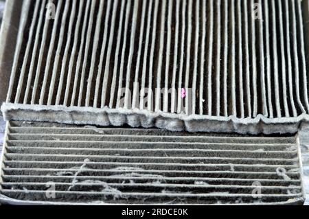 Vieux filtre de climatisation de voiture usagée sale plein de poussière enlevée du véhicule à remplacer par un nouveau, filtre à charbon d'air de cabine, rectangula Banque D'Images