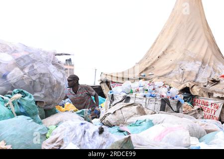 Nairobi, Kenya. 14 juillet 2023. Un homme vu travailler sur ses matières recyclables collectées à la décharge de Dandora. Le gouvernement du comté de Nairobi prévoit de mettre en place une usine de recyclage qui transformera en énergie les déchets déposés sur la décharge de Dandora. Le vaste site de décharge reçoit environ 2 000 tonnes de déchets par jour, ce qui en fait le site de travail le plus fréquenté pour les récupérateurs de déchets à trouver du plastique et d'autres matières recyclables. (Photo Allan Muturi/SOPA Images/Sipa USA) crédit : SIPA USA/Alamy Live News Banque D'Images