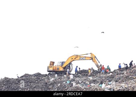 Nairobi, Kenya. 14 juillet 2023. Excavatrice vue travailler sur le site de décharge de Dandora. Le gouvernement du comté de Nairobi prévoit de mettre en place une usine de recyclage qui transformera en énergie les déchets déposés sur la décharge de Dandora. Le vaste site de décharge reçoit environ 2 000 tonnes de déchets par jour, ce qui en fait le site de travail le plus fréquenté pour les récupérateurs de déchets à trouver du plastique et d'autres matières recyclables. (Photo Allan Muturi/SOPA Images/Sipa USA) crédit : SIPA USA/Alamy Live News Banque D'Images