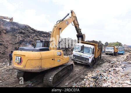 Nairobi, Kenya. 14 juillet 2023. Des excavatrices sont vues travailler sur la décharge de Dandora. Le gouvernement du comté de Nairobi prévoit de mettre en place une usine de recyclage qui transformera en énergie les déchets déposés sur la décharge de Dandora. Le vaste site de décharge reçoit environ 2 000 tonnes de déchets par jour, ce qui en fait le site de travail le plus fréquenté pour les récupérateurs de déchets à trouver du plastique et d'autres matières recyclables. (Photo Allan Muturi/SOPA Images/Sipa USA) crédit : SIPA USA/Alamy Live News Banque D'Images