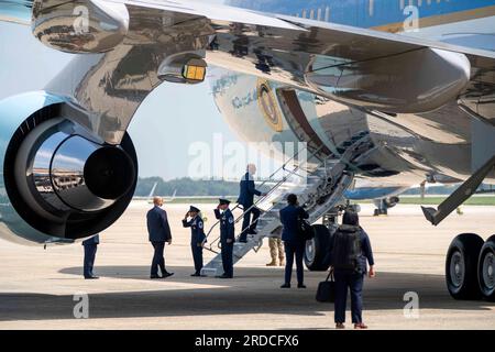 Comté de Prince Georges, États-Unis. 20 juillet 2023. Le président Joe Biden embarque à bord de Air Force One en route pour Philadelphie, Pennsylvanie, à la base conjointe Andrews dans le comté de Prince Georges, Maryland, le jeudi 20 juillet 2023. Photo Bonnie Cash/Pool/ABACAPRESS.COM crédit : Abaca Press/Alamy Live News Banque D'Images