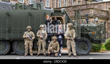 Artistes de Frnge avec des soldats britanniques et un véhicule militaire Mastiff, Redford Army Barracks, Édimbourg, Écosse, Royaume-Uni Banque D'Images