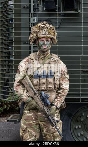 Soldat britannique camouflé tenant un fusil, Redford Army Barracks, Édimbourg, Écosse, Royaume-Uni Banque D'Images