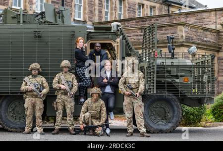 Artistes de Frnge avec des soldats britanniques et un véhicule militaire Mastiff, Redford Army Barracks, Édimbourg, Écosse, Royaume-Uni Banque D'Images