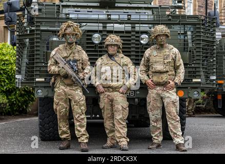 Soldats camouflés avec un véhicule militaire blindé Mastiff, Redford Army Barracks, Édimbourg, Écosse, Royaume-Uni Banque D'Images