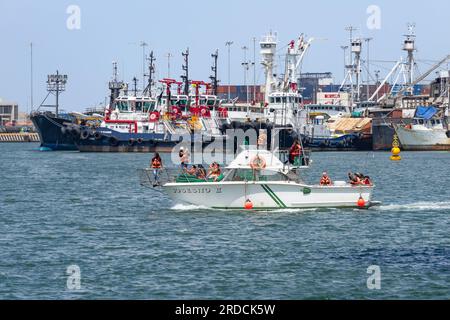 Ensenada, Colombie-Britannique, Mexique – 4 juin 2023 : bateau d'excursion avec des passagers portant des gilets de sauvetage sur la baie d'Ensenada, Mexique. Banque D'Images