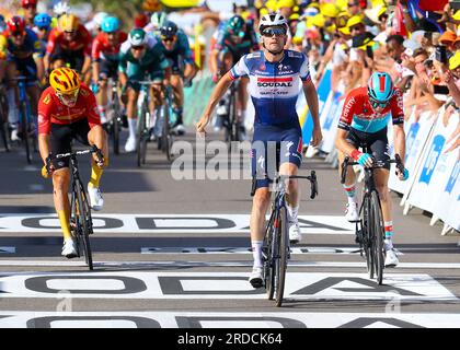 Kasper ASGREEN, Quick-Step Alpha Vinyl Team célèbre la victoire de l'étape 18 devant PASCAL EENKHOORN, coureur de Lotto Dstny et JONAS ABRAHAMSEN, coureur d'Uno-X, Moutiers à Bourg-en-Bresse, Tour de France, le 20 juillet 2023, crédit : Chris Wallis Banque D'Images