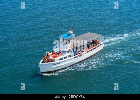 Ensenada, Colombie-Britannique, Mexique – 4 juin 2023 : bateau d'excursion avec des passagers portant des gilets de sauvetage sur la baie d'Ensenada, Mexique. Banque D'Images