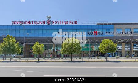 Novi Sad, Serbie - 03 juillet 2023 : entrée au Master Building Conference Centre et Expo Fair Vojvodina Sunny Summer Day. Banque D'Images