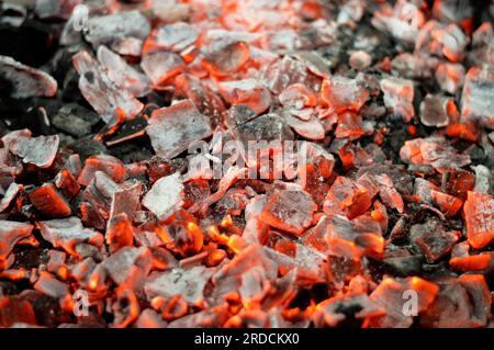 Un feu de charbon de bois dans une bouilloire à charbon de bois griller généralement utilisé pour griller de la viande et de la viande de bœuf marinée sur des brochettes comme kebab et kofta kufta au milieu e Banque D'Images