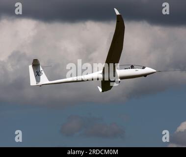 Un planeur Schempp-Hirth Duo Discus T quittant un aérodrome privé dans le West Sussex remorqué par un remorqueur de planeur Banque D'Images