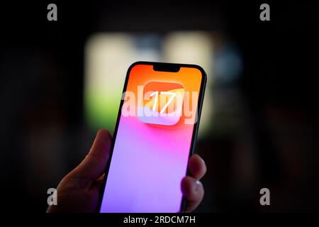 Le système d'exploitation iOS 17 pour iPhone est vu sur cette photo d'illustration le 20 juillet 2023. Banque D'Images