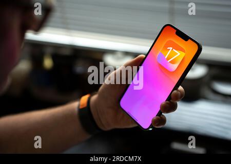 Le système d'exploitation iOS 17 pour iPhone est vu sur cette photo d'illustration le 20 juillet 2023. Banque D'Images