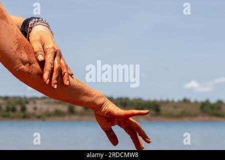 Réhabiliter, exfolier et guérir bain de boue sur la peau d'une femme, dans un lac en Castilla y León en Espagne. d'argile Banque D'Images