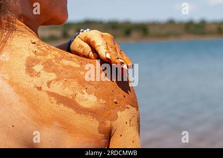 Réhabiliter, exfolier et guérir bain de boue sur la peau d'une femme, dans un lac en Castilla y León en Espagne. d'argile Banque D'Images