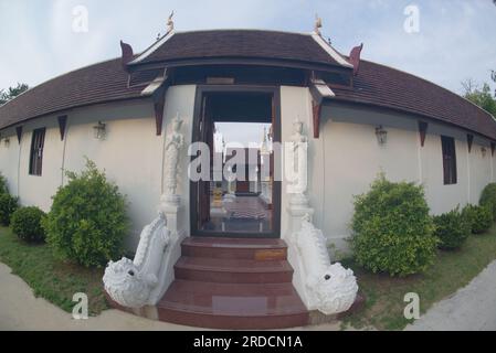 La porte d'entrée de Phra Chedi Chai Mongkhon si Dvaravati avec de belles sculptures en stuc et en bois à Wat Pa Pathomchai. Banque D'Images