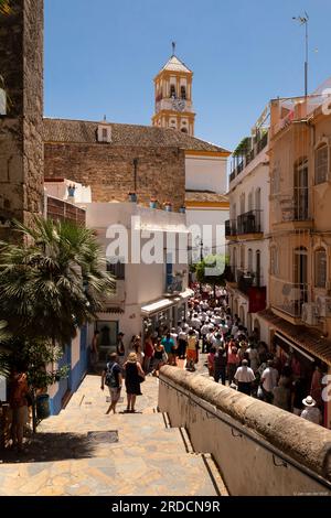 Statue de Saint Bernard sur le char transporté dans l'église de la Romeria San Bernabe ; Marbella, Costa del sol, province de Malaga, Andalousie. Banque D'Images