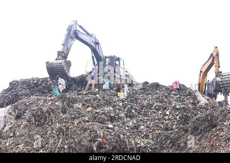 Nairobi, Kenya. 14 juillet 2023. Des excavatrices sont vues travailler sur la décharge de Dandora. Le gouvernement du comté de Nairobi prévoit de mettre en place une usine de recyclage qui transformera en énergie les déchets déposés sur la décharge de Dandora. Le vaste site de décharge reçoit environ 2 000 tonnes de déchets par jour, ce qui en fait le site de travail le plus fréquenté pour les récupérateurs de déchets à trouver du plastique et d'autres matières recyclables. (Photo Allan Muturi/SOPA Images/Sipa USA) crédit : SIPA USA/Alamy Live News Banque D'Images